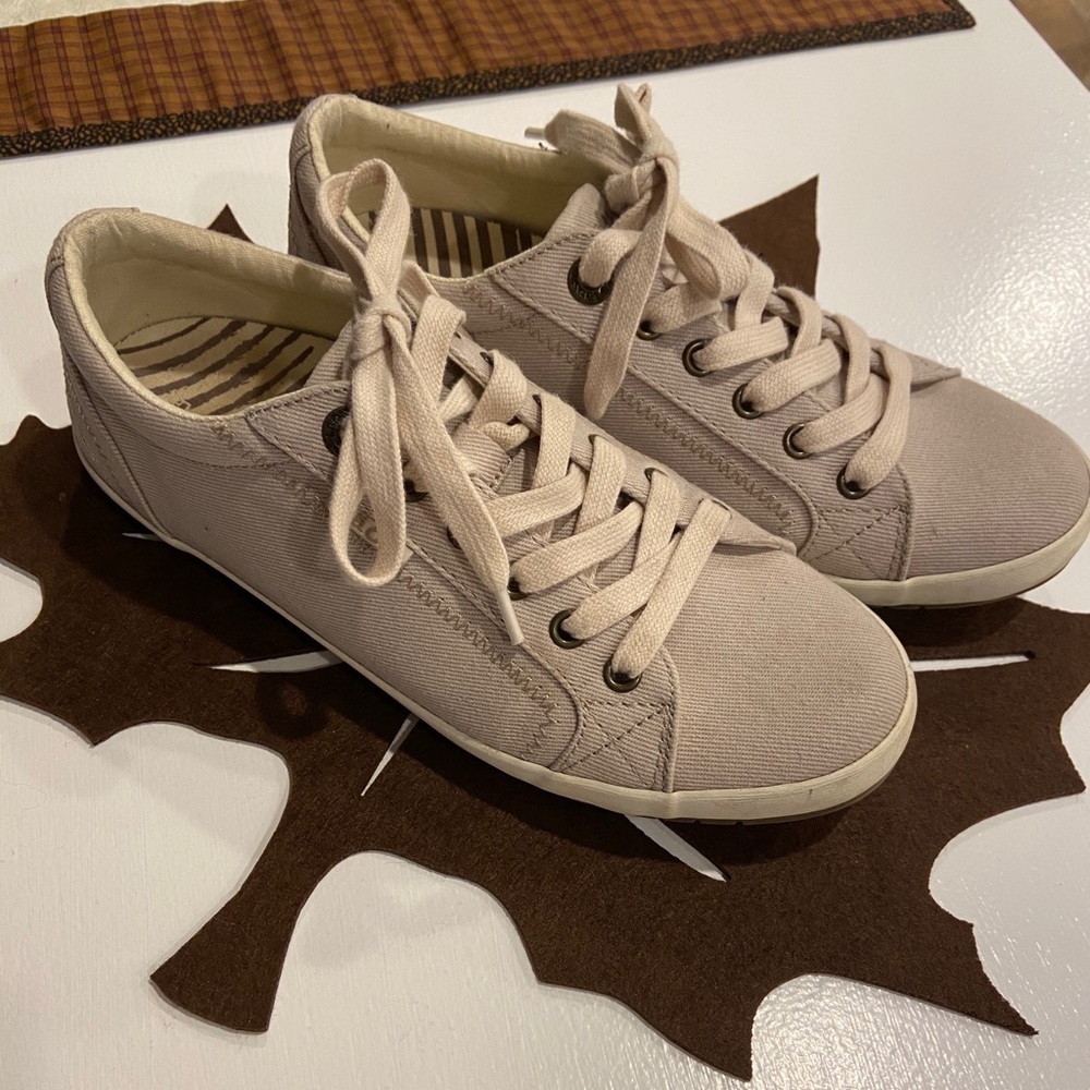 EUC! Taos Sneakers-size 8.5